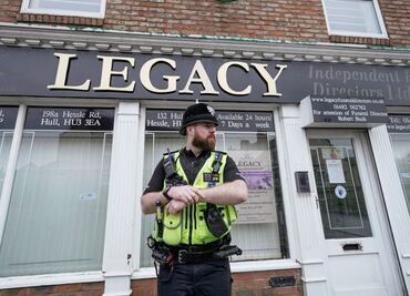 "Nos dieron las cenizas equivocadas": investigan funeraria tras hallazgo de decenas de cuerpos en Inglaterra