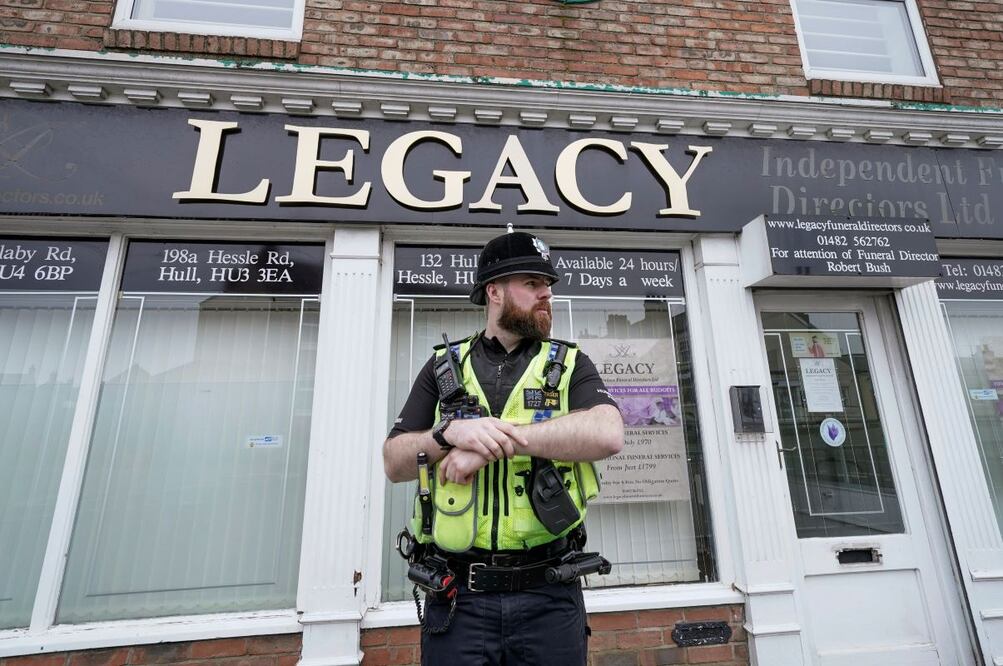 Un policía frente a la funeraria Legacy Independent Funeral Directors, en Hull, Inglaterra, el 9 de marzo de 2024. FOTO: DANY LAWSON. AP