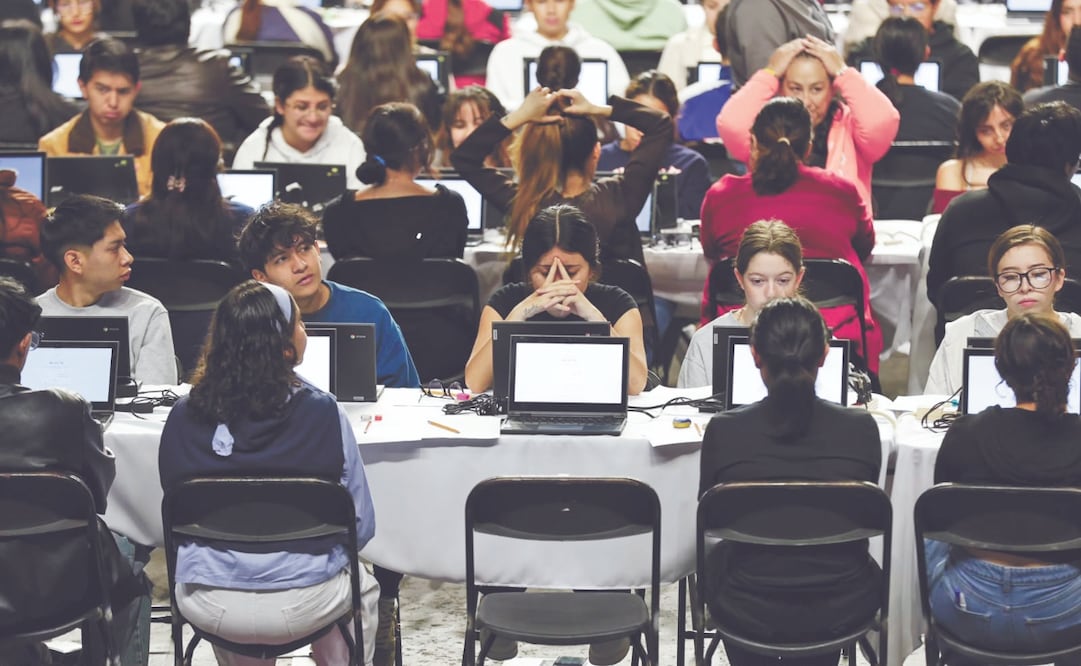 Los aspirantes usaron tabletas propiedad de la UNAM y algunas prestadas por el Inegi en el examen de control que se aplicó en el Palacio de los Deportes. Foto: Diego Simón Sánchez/ EL UNIVERSAL