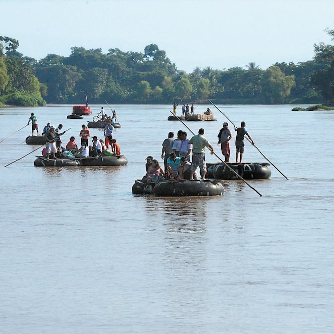 Operativo La Guardia Nacional y el INM vigilan el tránsito en el río Suchiate, en la frontera con Guatemala. CARLOS LÓPEZ. EFE