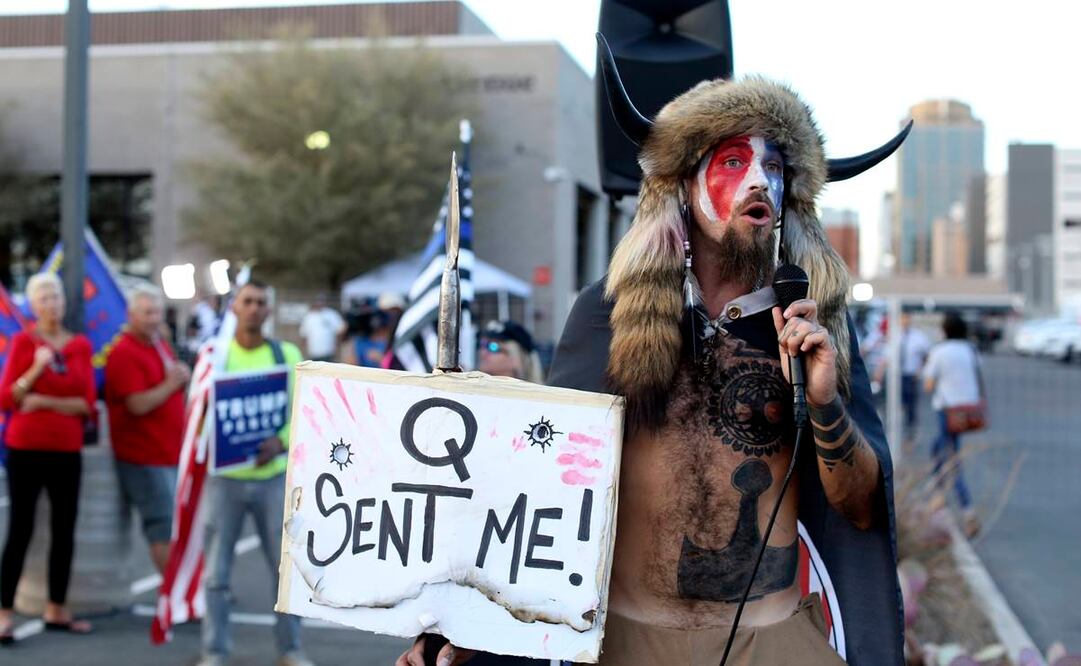 Chansley estaba entre la multitud de fanáticos de Trump que sometieron a los pocos guardias de seguridad que había e irrumpieron en el Capitolio (Foto: AP)