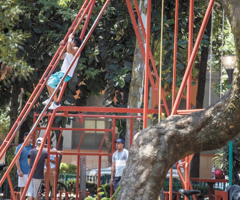 Pese a las disposiciones de las autoridades para no salir de casa, personas acuden a parques de la colonia Anáhuac para ejercitarse, lo que provoca que continúe creciendo el número de contagios en una de las zonas más populares. Foto: GERMÁN ESPINOSA