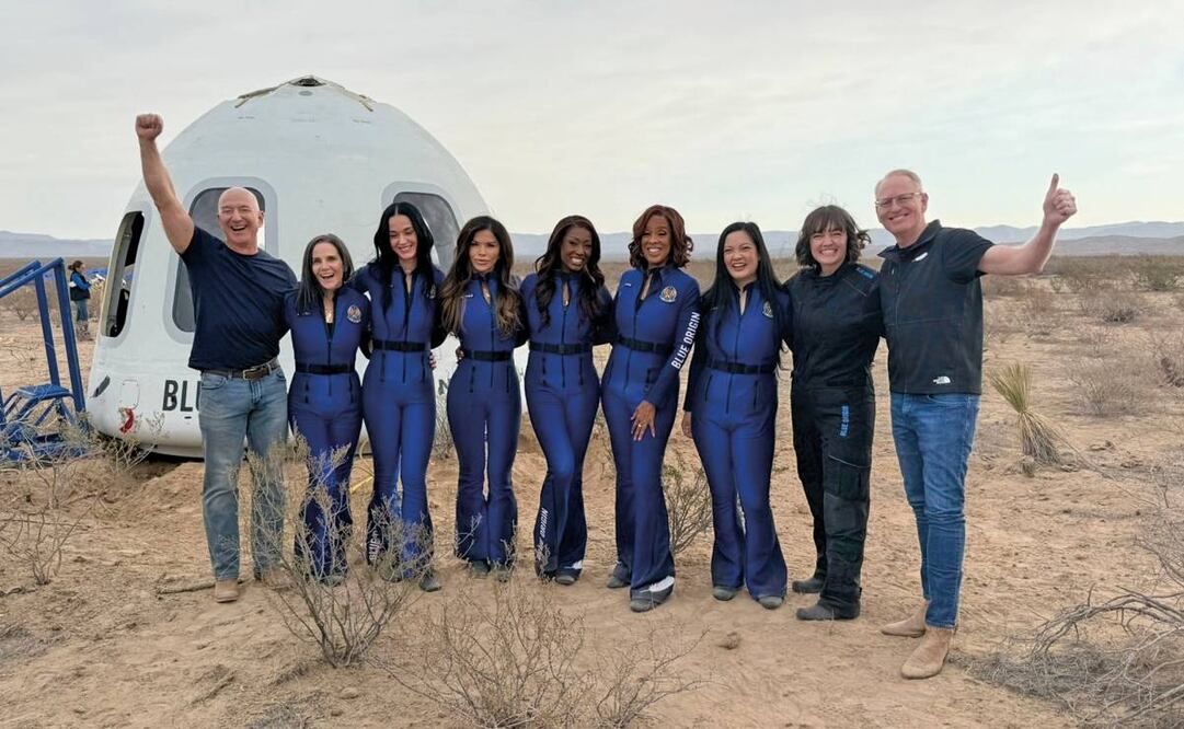 De izquierda a derecha: Jeff Bezos; las integrantes de la tripulación: Kerianne Flynn, Katy Perry, Lauren Sanchez, Aisha Bowe, Gayle King y Amanda Nguyen; Sarah Knights y Dave Limp, de las oficinas de Blue Origin. (15/04/2025) Foto: Blue Origin | AFP