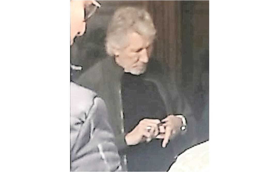 Waters saludó a sus seguidores y firmó alrededor de 160 autógrafos (DAVID ORTEGA. EL UNIVERSAL)