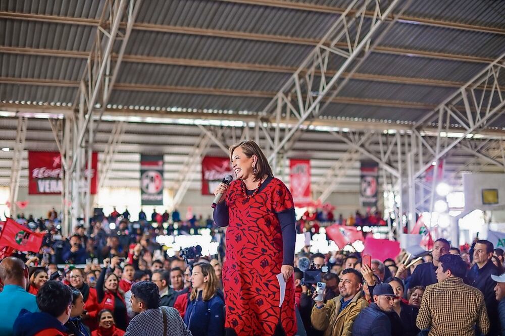 De gira en Veracruz, recordó la promesa de no tirar un árbol en la construcción del Tren Maya. Foto: Especial
