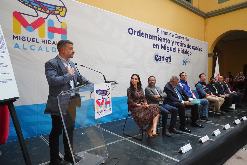 Tabe destacó la firma de este convenio con la cableras, pues, dijo, uno de sus objetivos es tener espacios públicos ordenados. Foto. Especial