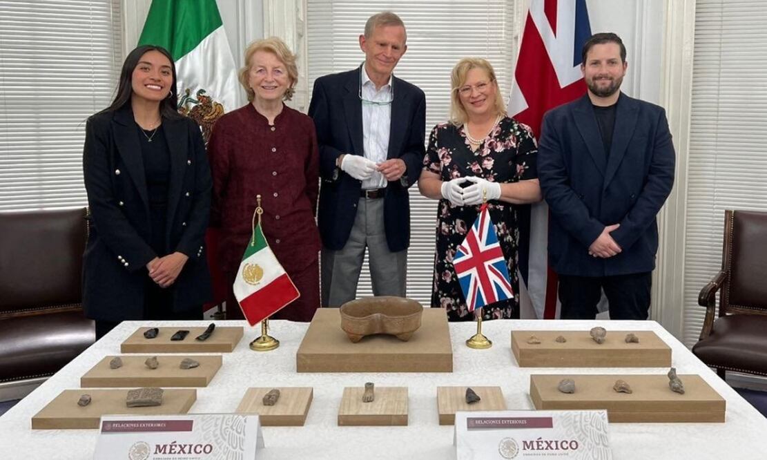 En la sede de la Embajada de México en el Reino Unido, la embajadora Josefa González-Blanco Ortiz-Mena recibió 19 piezas arqueológicas para su "rematriación". Foto: Vía redes sociales del INAH.