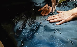 María Estela Parra narra lo difícil que es fabricar banderines para la NBA 