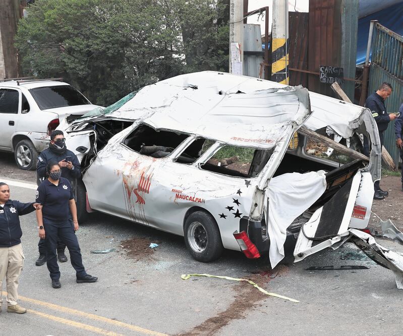 La camioneta tipo Urban de pasajeros quedó destrozada. Foto: Valente Rosas. El Universal