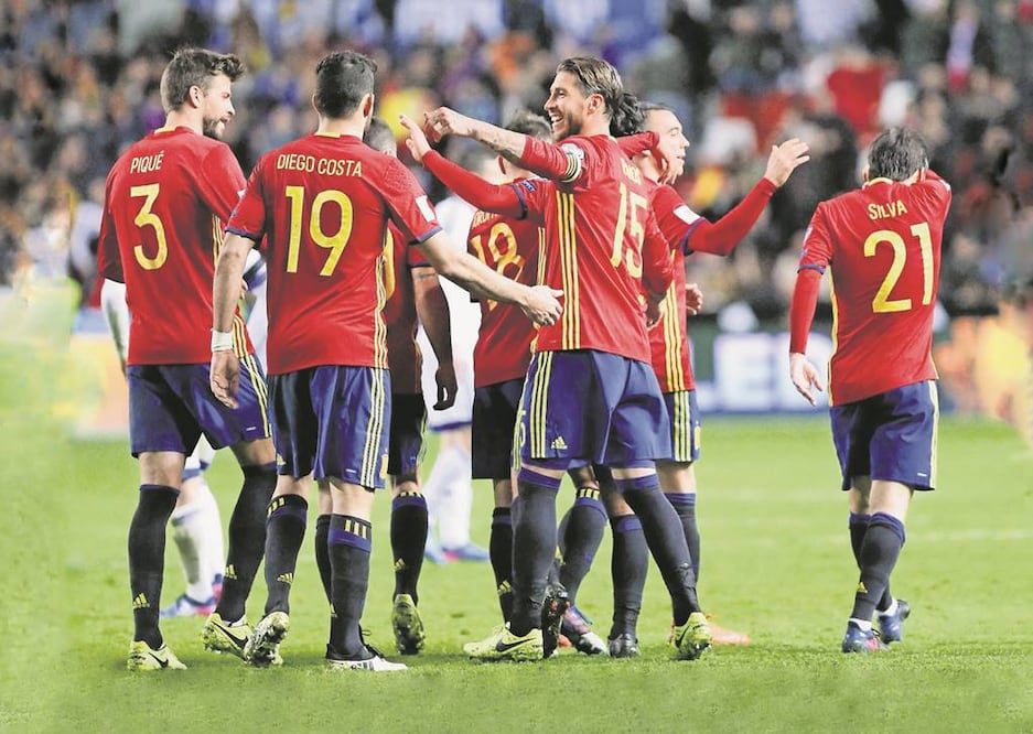 La Furia celebró su triunfo sobre Israel en El Molinón (JOSÉ LUIS CEREIJIDO. EFE)