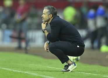 Rafa Puente presume costos y extravagantes tenis en el último partido de Pumas