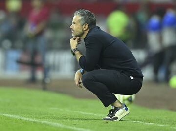 Rafa Puente presume costos y extravagantes tenis en el último partido de Pumas