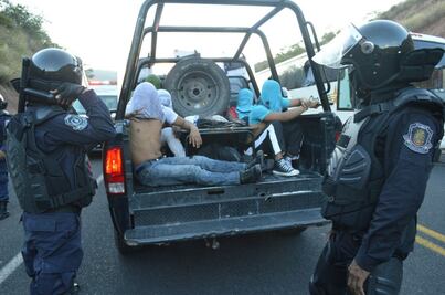 Se enfrentan policías y normalistas en Guerrero