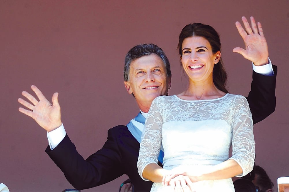 El presidente argentino, Mauricio Macri, y su esposa saludan desde el balcón de la Casa Rosada, en Buenos Aires, tras jurar el cargo en diciembre pasado (ARCHIVO XINHUA)
