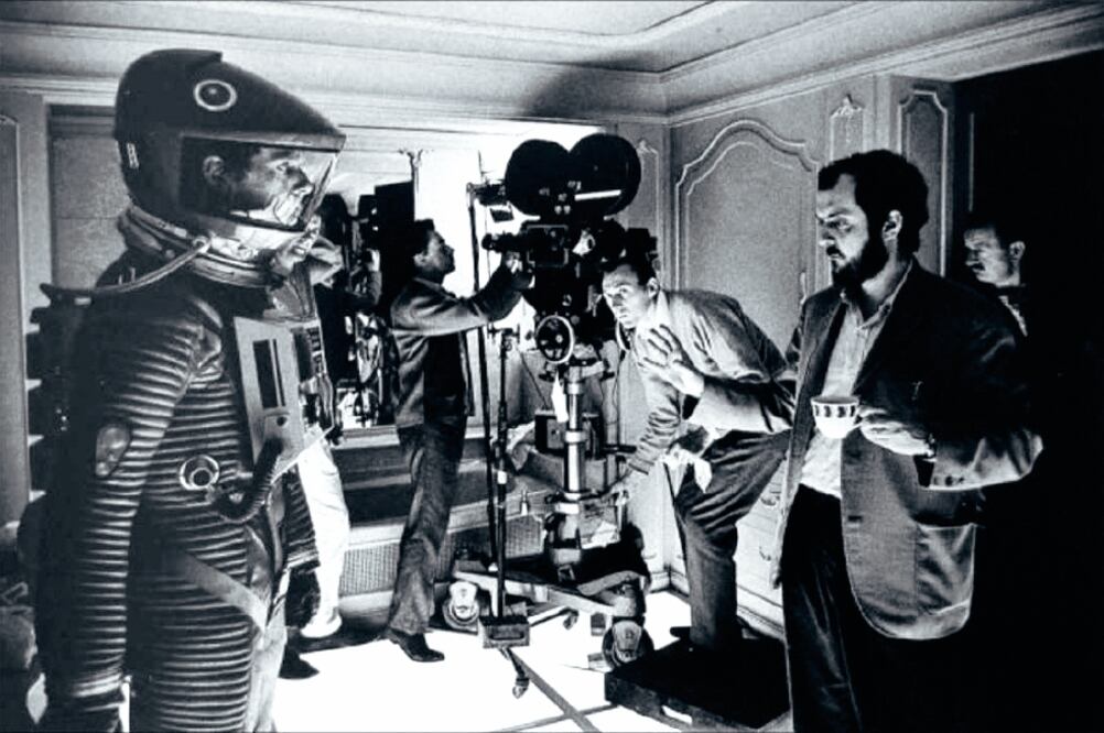 El equipo comandado por Kubrick (barba) tardó dos años en escribir el guión de la película (basada en la novela El centinela) y dos más en filmarla (FOTO: ARCHIVO EL UNIVERSAL)
