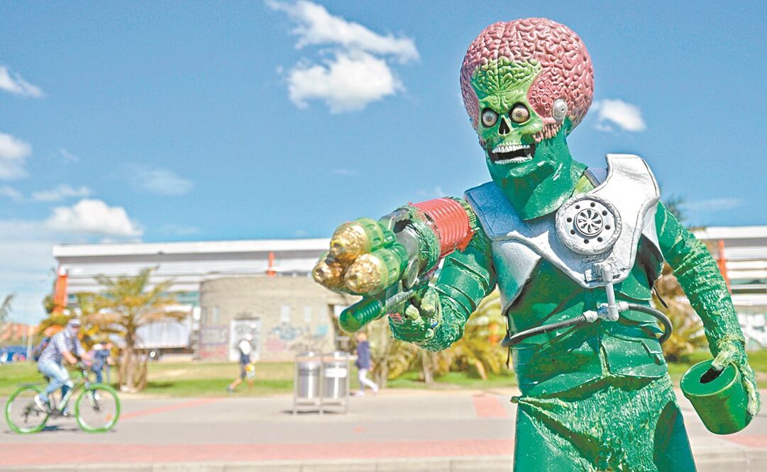 Un hombre con un traje de extraterrestre durante una actuación en Bogotá, Colombia, donde hay un confinamiento contra el virus. Foto: Raúl Arboleda. AFP