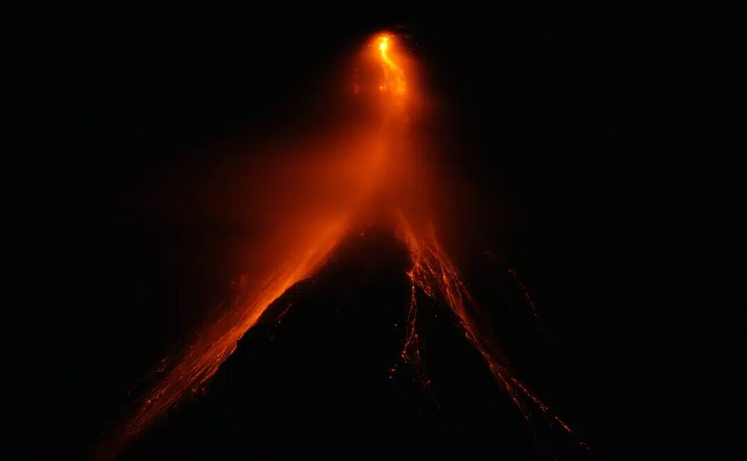El volcán Mayón arroja lava en esta fotografía captada desde la ciudad de Legazpi el lunes 12 de junio de 2023, en el noreste de las Filipinas. Foto: AP