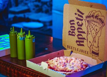 ¿Fan de Beetlejuice? Conoce “La Extraña Pizza”