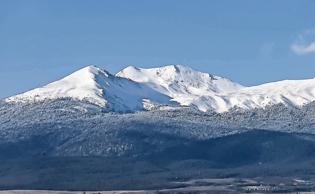 El Nevado de Toluca sorprendió ayer al amanecer cubierto por una
densa capa de nieve. Foto: Alejandro Vargas / EL UNIVERSAL