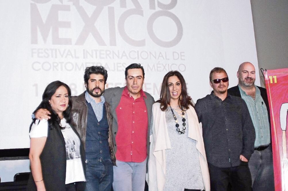Jorge Magaña (de rojo) junto con Regina Orozco y José Ángel Bichir (FOTO CLASOS)