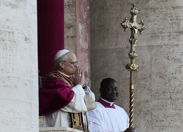 EN VIDEO: Captan al nuevo Papa Leon XIV casi al borde de las lágrimas en su presentación; se hace viral