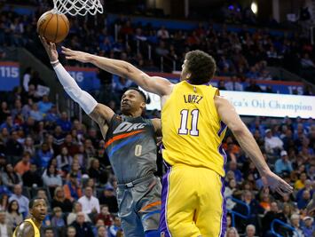 Lakers saca apretado triunfo sobre Thunder de NBA 
