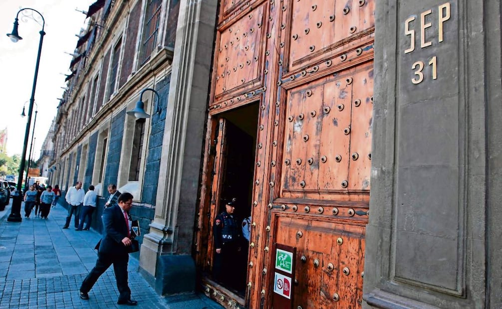 A través de su Dirección de Adquisiciones, la SEP firmó contrato con I4L de México y la Unic para recibir cursos. Foto: Archivo EL UNIVERSAL