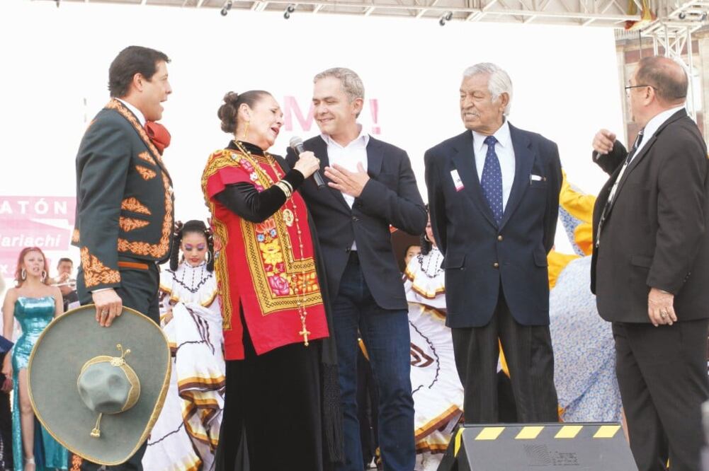 El jefe de Gobierno, Miguel Ángel Mancera, dedicó el festejo que se realizó aye r en el Zócalo con música de mariachis a la Constitución de la Ciudad de México (IRVIN OLIVARES. EL UNIVERSAL)