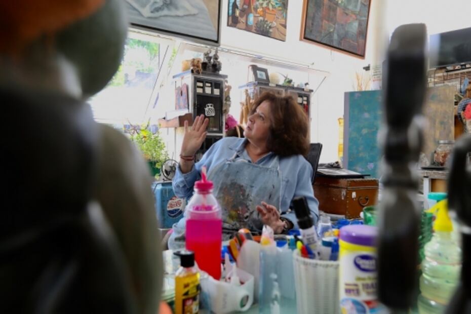 Mujeres pintan con su cuerpo contra el cáncer