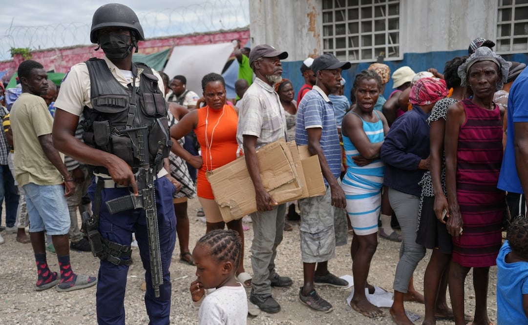 Desplazados por la violencia de pandillas reciben ayuda en un refugio improvisado en Puerto Príncipe, Haití (13/05/2026). Foto: AP.