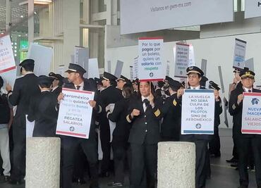 Pilotos y sobrecargos se manifiestan en Terminal 2 del AICM; exigen revisión de su contrato colectivo