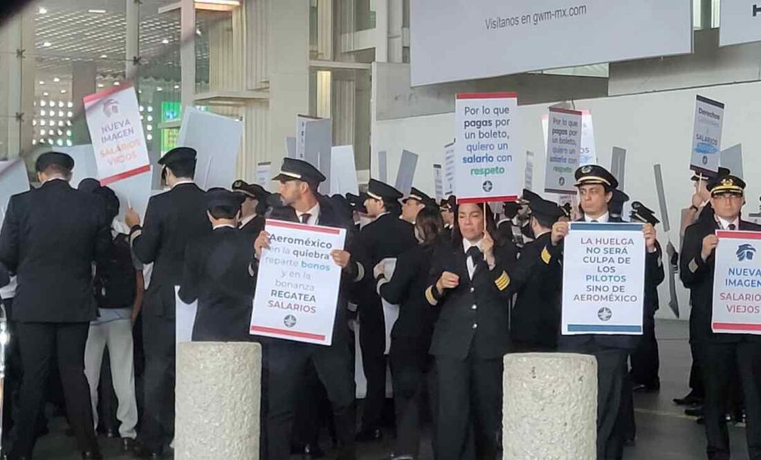 Uniformados y con carteles se manifestaron frente a la puerta número 8 donde se encuentra la aerolínea Aeroméxico. Foto: Especial