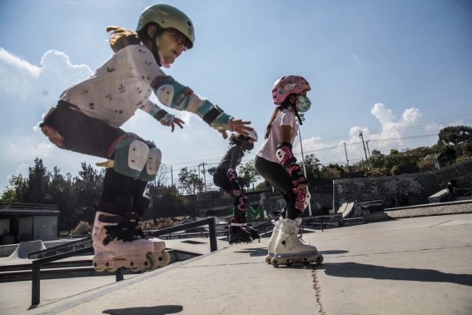 Niñas skaters disfrutan sus regalos de Reyes