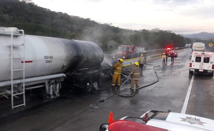 Pipa cargada de gasolina se incendia tras choque en la Autopista del Sol