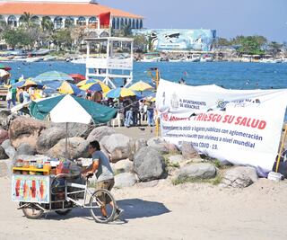 A pesar de advertencias, paseantes se van a la playa
