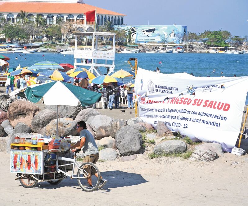 Cientos de personas llegaron a las playas de Villa de Mar, en el Puerto de Veracruz, sin tomar en cuenta las lonas colocadas por el municipio en las que advierten contra las aglomeraciones ante la posibilidad de contagios. Foto: PATRICIA MORALES