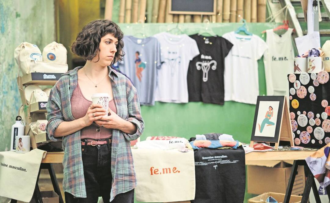 Julia vende mercancia con lenguaje inclusivo en Todo va a estar bien. Fotos: NETFLIX, HBO MAX Y CORTESÍA