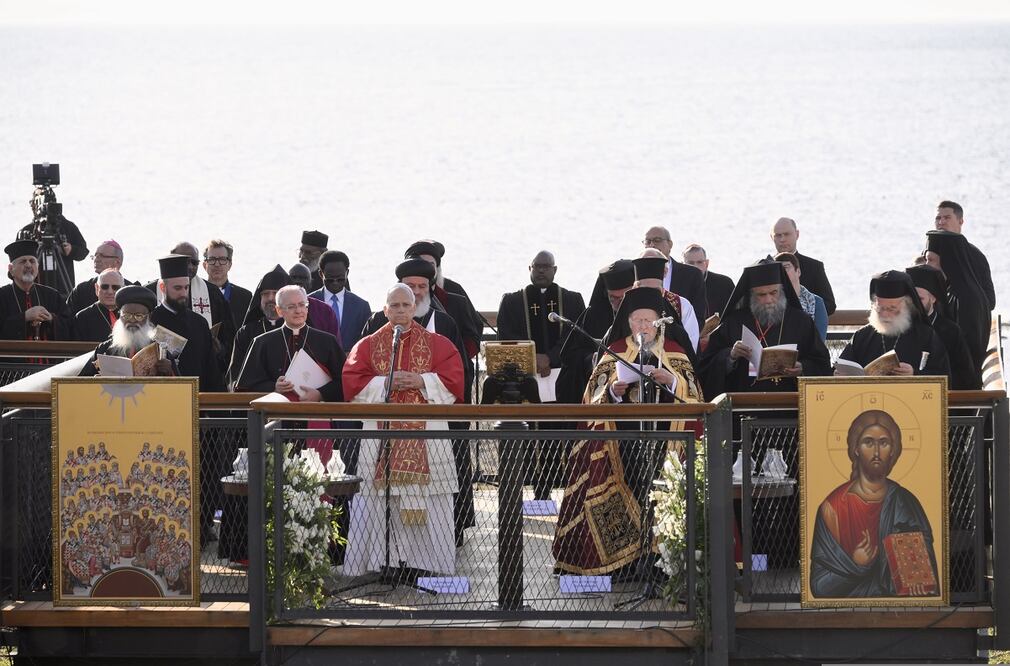 El papa León XIV (c-i) y Bartolomé I, patriarca ecuménico de Constantinopla, (c-d), asisten a un encuentro ecuménico de oración cerca de las excavaciones arqueológicas de la antigua basílica de San Neófito en Iznik, Nicea, Turquía. Foto: EFE