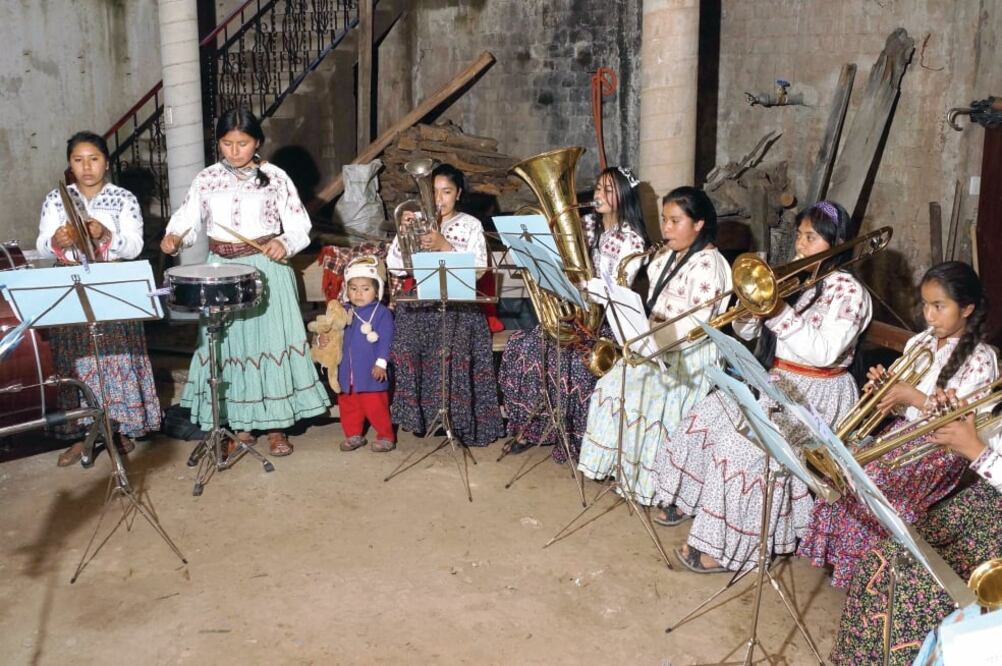 Las Mujeres del viento florido han tocado en la Ciudad de México, Tlaxcala, Jalisco y Yucatán; dominan a plenitud los instrumentos de viento. No cuentan con un apoyo institucional, no hay un espacio adecuado para ensayar (EDWIN HERNÁNDEZ)