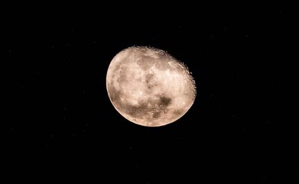 Así se vio el "beso" entre la Luna y Marte este sábado