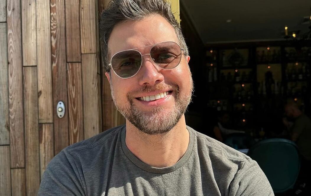 Aunque ha llevado su vida por el rubro del teatro, Martínez retoma el lado musical con un disco que detalla su carrera. Foto: Instagram.