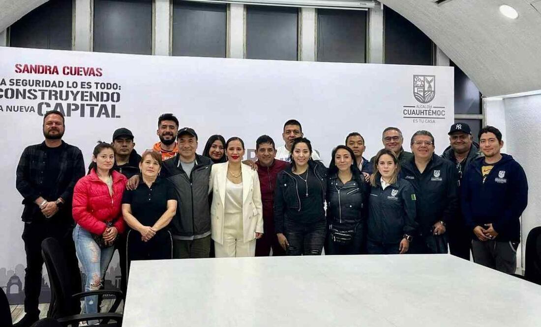 Sandra Cuevas entrega créditos a comerciantes afectados por incendio en la colonia Centro. Foto: Especial