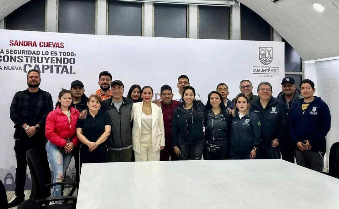Sandra Cuevas entrega créditos a comerciantes afectados por incendio en la colonia Centro. Foto: Especial