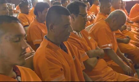 Ponen a meditar a reos peligrosos y baja la violencia