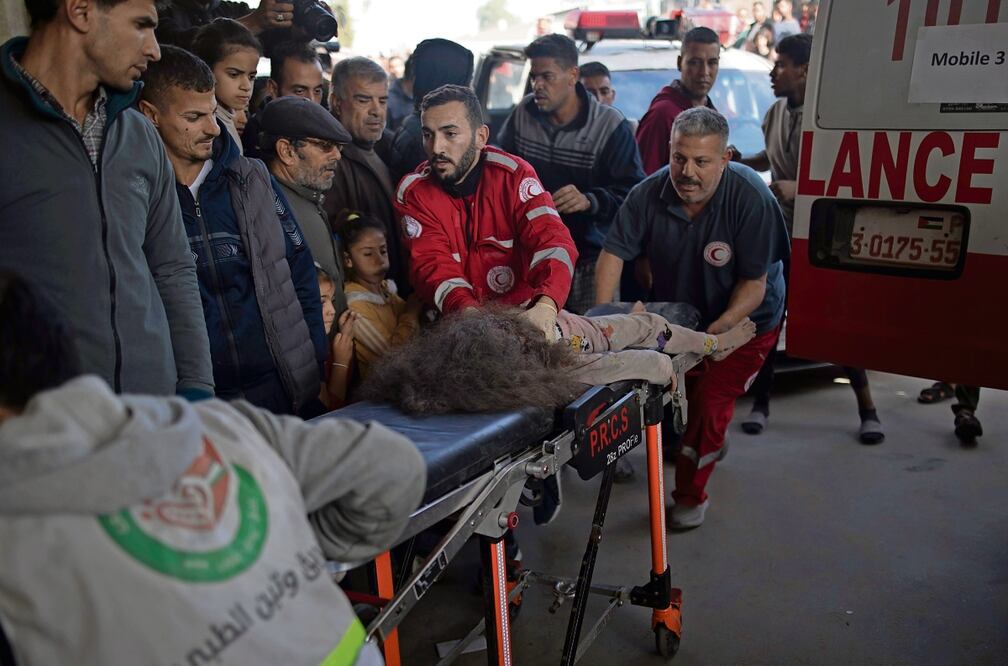 Una menor herida por los ataques aéreos israelíes en el sur de Gaza. Foto: EFE