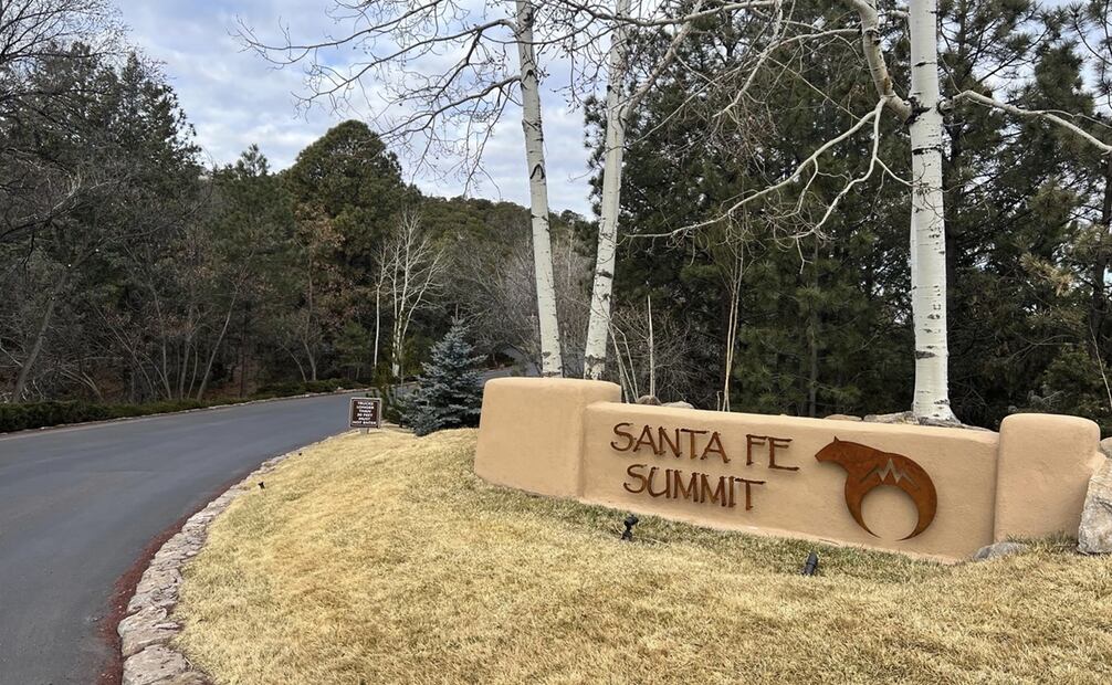La entrada a la comunidad cerrada donde el actor Gene Hackman, su esposa Betsy Arakawa y su perro fueron encontrados muertos en su casa se muestra el jueves 27 de febrero de 2025 en Santa Fe, Nuevo México (Foto AP/Roberto Rosales)