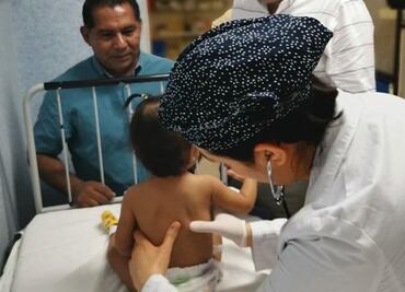Diagnostican desnutrición y esguince cervical a Daisy, bebé golpeada en Guerrero