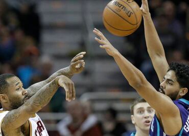 Jorge Gutiérrez debuta con los Hornets