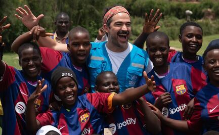 Alfonso Herrera visita a refugiados en Uganda; pide ayuda para los jóvenes