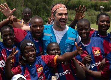 Alfonso Herrera visita a refugiados en Uganda; pide ayuda para los jóvenes
